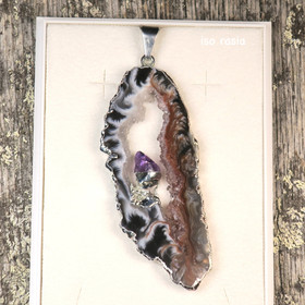 Riipus akaattisiivu, jonka keskellä ametistikide  AKAM6 isompi koko