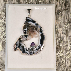 Riipus akaattisiivu, jonka keskellä ametistikide  AKAM7 isompi koko