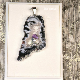 Riipus akaattisiivu, jonka keskellä ametistikide  AKAM8 isompi koko