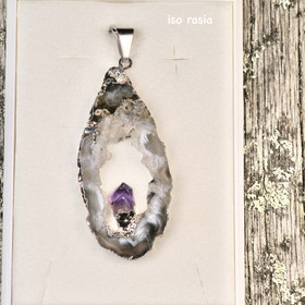 Riipus akaattisiivu, jonka keskellä ametistikide  AKAM10 isompi koko