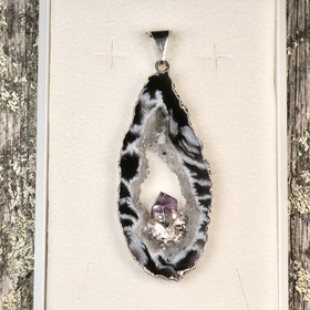 Riipus akaattisiivu, jonka keskellä ametistikide  AKAM11 isompi koko