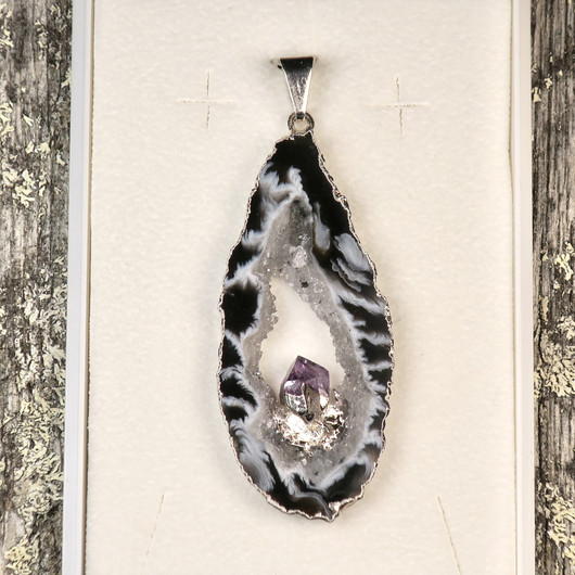 Riipus akaattisiivu, jonka keskellä ametistikide  AKAM11 isompi koko