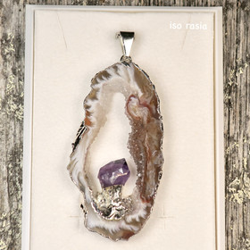 Riipus akaattisiivu, jonka keskellä ametistikide  AKAM12 isompi koko