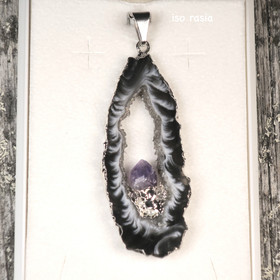 Riipus akaattisiivu, jonka keskellä ametistikide  AKAM14 isompi koko