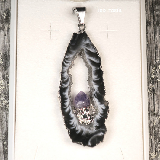 Riipus akaattisiivu, jonka keskellä ametistikide  AKAM14 isompi koko