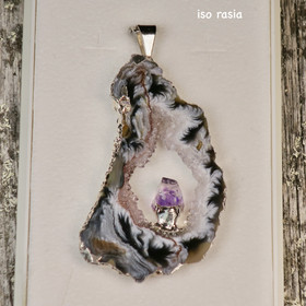 Riipus akaattisiivu, jonka keskellä ametistikide  AKAM15 isompi koko