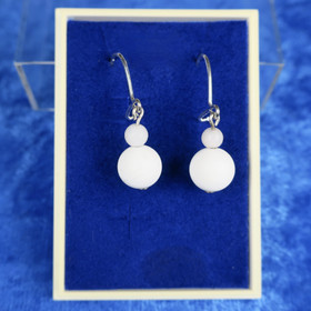 Korvakorut helmiäinen 8mm ja lumikvartsi 4mm.  Snowball2