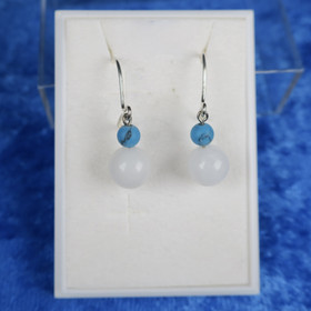 Korvakorut lumikvartsi 8mm ja magnesiitti