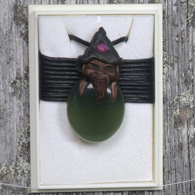 Riipus akaatti piksihahmo vihreä ovaali, rubiini hatussaan PIXI3