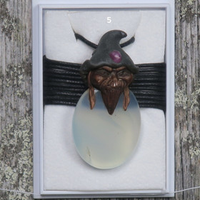 Riipus akaatti ovaali piksihahmo, rubiini hatussa Pixi5