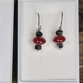 Korvakorut karneoli ja hematiitti