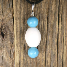 Riipus lumikvartsi, turkoosivärjätty magnesiitti. Riitu