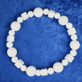 Rannekoru lumikvartsi kuutio. Valitse koko