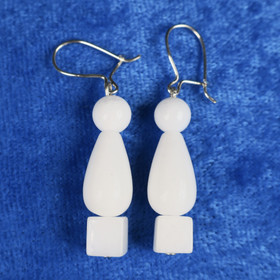 Korvakorut lumikvartsi pisara ja kuutio