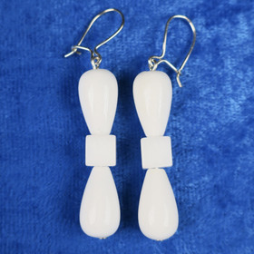 Korvakorut lumikvartsi pisarat ja kuutio