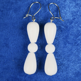 Korvakorut lumikvartsi pisarat