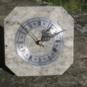 Pöytäkello harmaankirjava marmori taustatuella M3