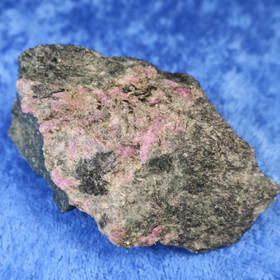 Rubiinifuksiitti raaka 42g 60x40x25mm Kittilä Suomi. Hi167