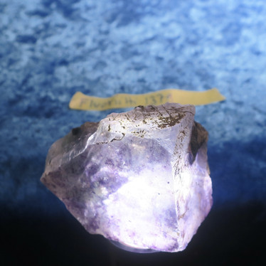 Fluoriitti 137g violetti kidepala Hi171