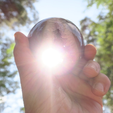 Ametistipallo 775g 8cm kivipallo jonka läpi kulkee kidetunneli