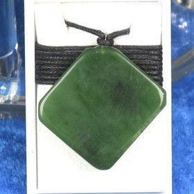 Riipus nefriitti, litteä, neliskulmainen, nauhassa