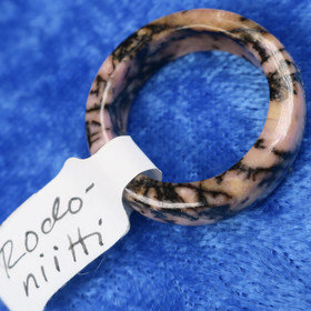 Kivisormus 16,5mm rodoniitti  leveys 6mm kuva tulossa