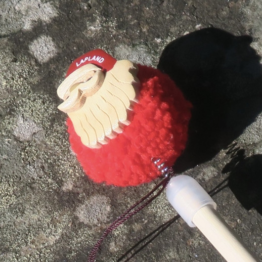 Lyijykynä pompom lankatupsussa, pää ja jalat puuta