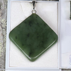 Riipus nefriitti, litteä neliskulmainen 