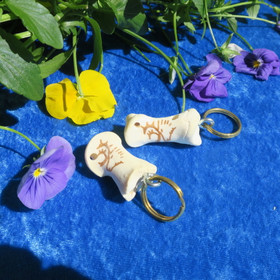 Pilli - avaimenperä, kaiverrettu poron kuva