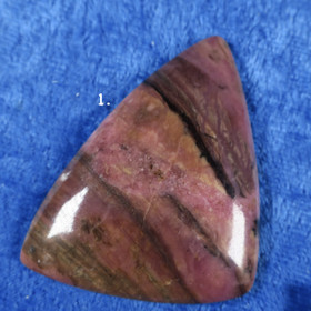 Kapussi rodoniitti kolmikulmainen iso cabochon nro1