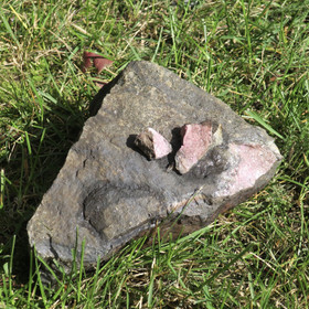 Rodoniitti raaka 3,4kg Vittinki Suomi Hi140S