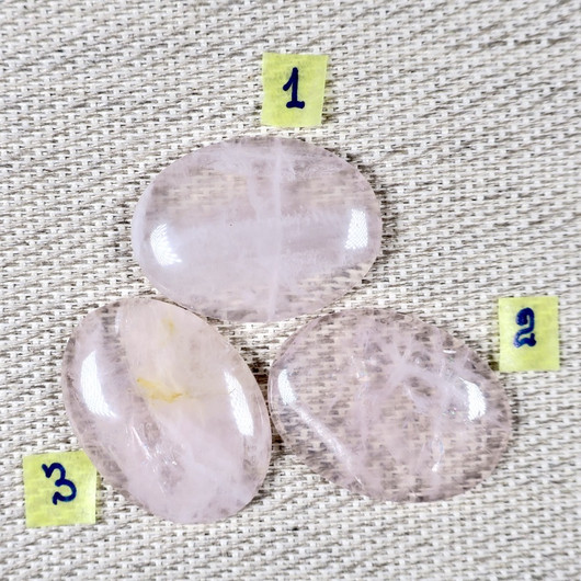 Kapussi ruusukvartsi 22x30mm ovaali cabochon