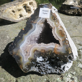 Akaattigeodi iso 8,4kg LUOLA ametistikiteitä sisällä  61Ä 