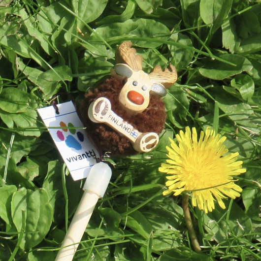 Lyijykynä pompom lankatupsussa, pää ja jalat puuta