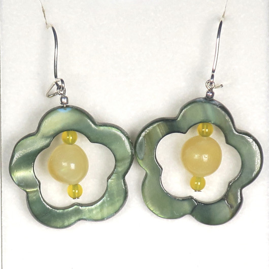 Korvakorut simpukkakukka 25mm, keskellä keltainen kalsiitti