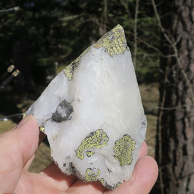 Lumikvartsi 512g luonnon pyramidi Suomi Hi178A