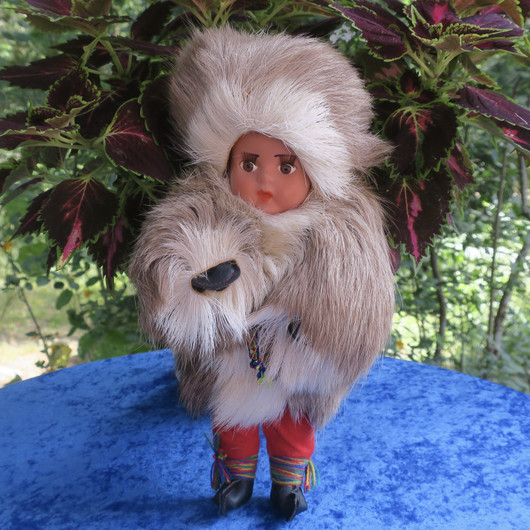 Nukke peskinukke, 28cm, poronkarvapuku päällä