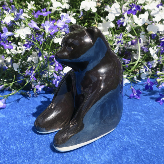 Musta karhu keramiikkaa, istuva