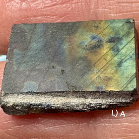 Spektroliitti kapussi hiomaton neliskulmainen. Ylämaa. Valitse L) a-f