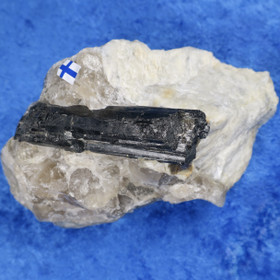 Musta turmaliini pegmatiitissa 270g Suomi  Hi136S