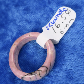 Kivisormus 16,5mm rodoniitti  leveys 6mm sekunda