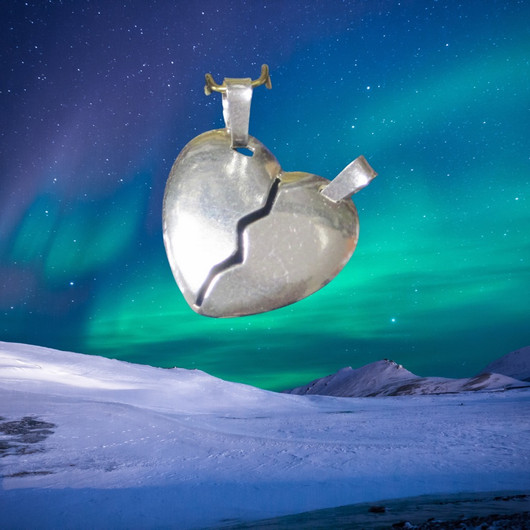 Hopeariipus sydän josta voi toisen puolen antaa sydänystävälle