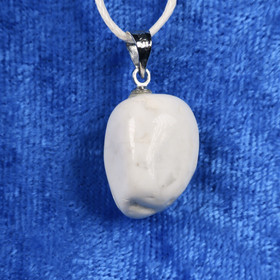 Riipus magnesiitti valkoinen rumpuhiottu, liukusolmunauhassa