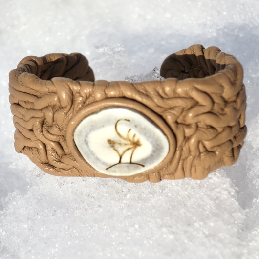 Nahkarannekoru polttokaiverrettu poronsarvi, vaaleanruskea