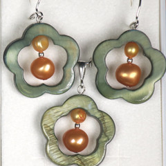 Korusetti riipus ja korvakorut simpukkakukka ja oranssia helmeä. TYRNI
