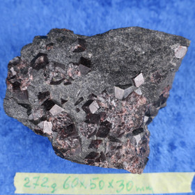 Almandiini granaatti 272g 60x50x30mm Nappikallio Hi184a 