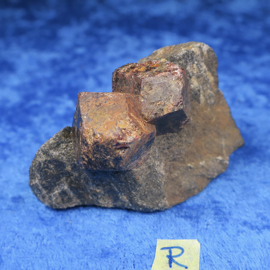 Almandiini granaatti 58g 50x30x15mm  Nappikallio Hi184r