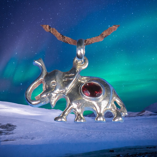 Hopeariipus elefantti ja viistehiottu almandiini granaatti 