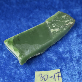 Nefriitti 13g litteä pala  nro30-17