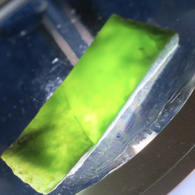 Nefriitti 13g litteä pala  nro30-17